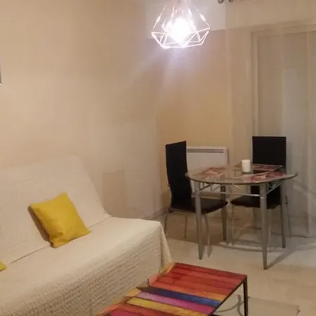 شقة 3mn A Pied De La Avec Terrasse أنتيب
